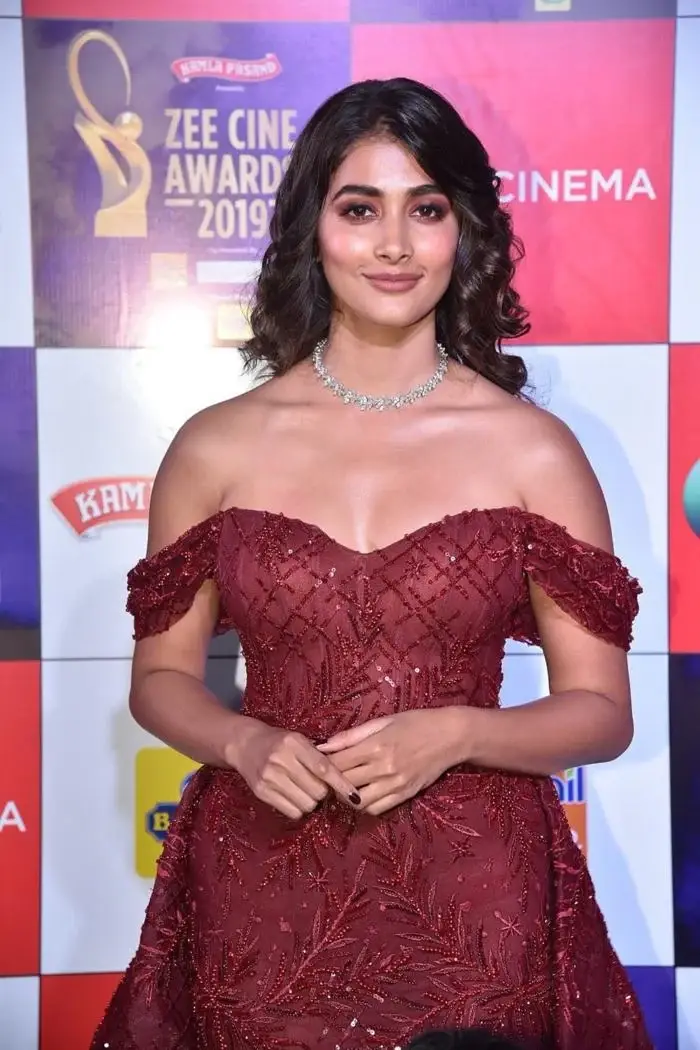 POOJA HEGDE WALKS THE RED CARPET AT THE ZEE CINE AWARDS 3